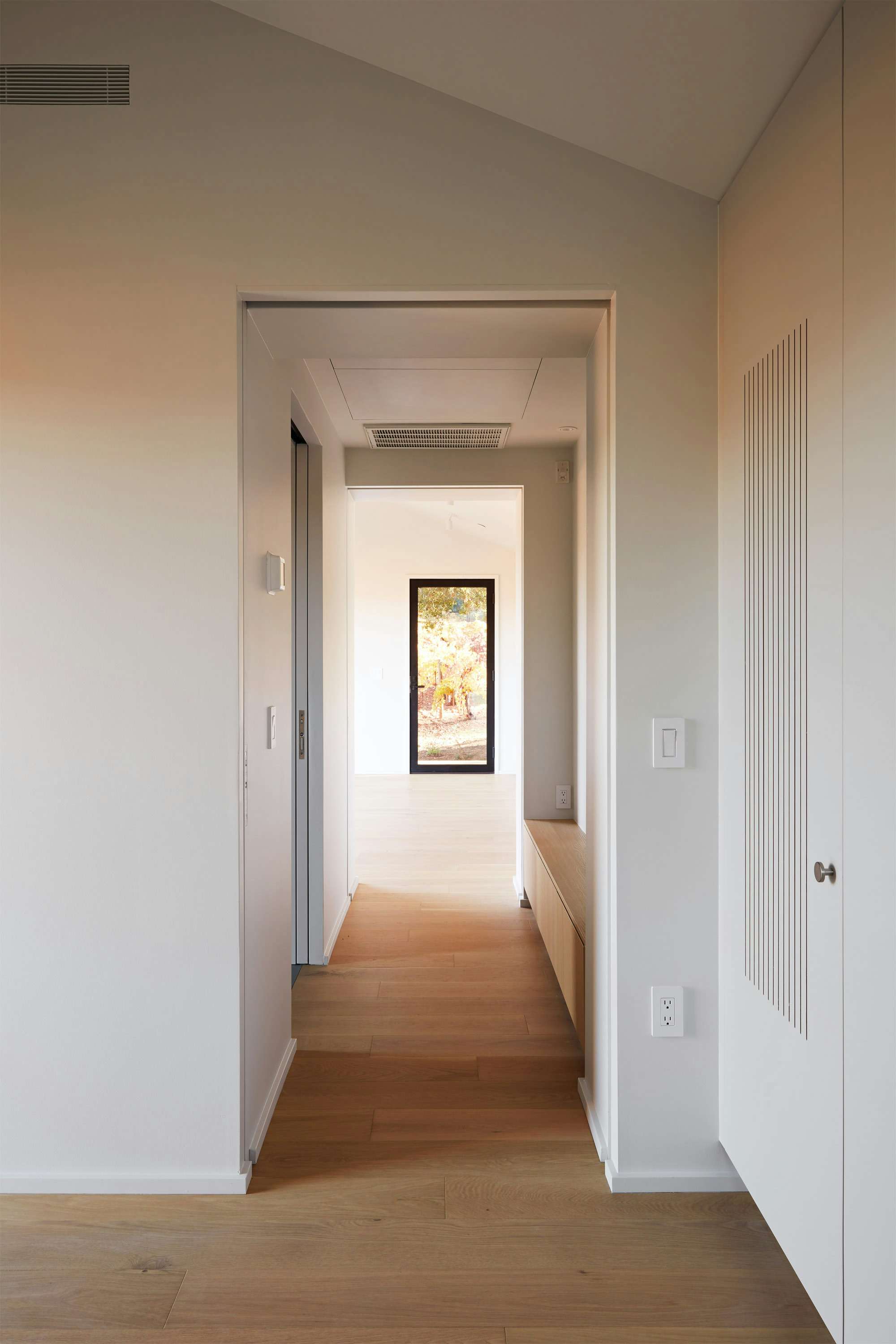 "์ธํ
๋ฆฌ์ด์ ์ฐจ๋ถํ ํ๋ ํธ๋ ์ฐจ๋ถํ๊ณ ์ง๊ณผ ์์ฐ์ ๊ด๊ณ๋ฅผ ์๋ํ์ง ์์ต๋๋ค. ๋ด๋ถ์ ์์ผ๋ฉด ์ธ๋ถ์ ๋ฌด์์ด ์๋์ง ํ์ธํฉ๋๋ค. "๋ผ๊ณ ๊ฑด์ถ๊ฐ Sofie Thorning์ ๋งํฉ๋๋ค.